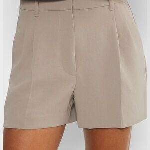 Aritzia 
The Effortless Short™ Mini - Crepette